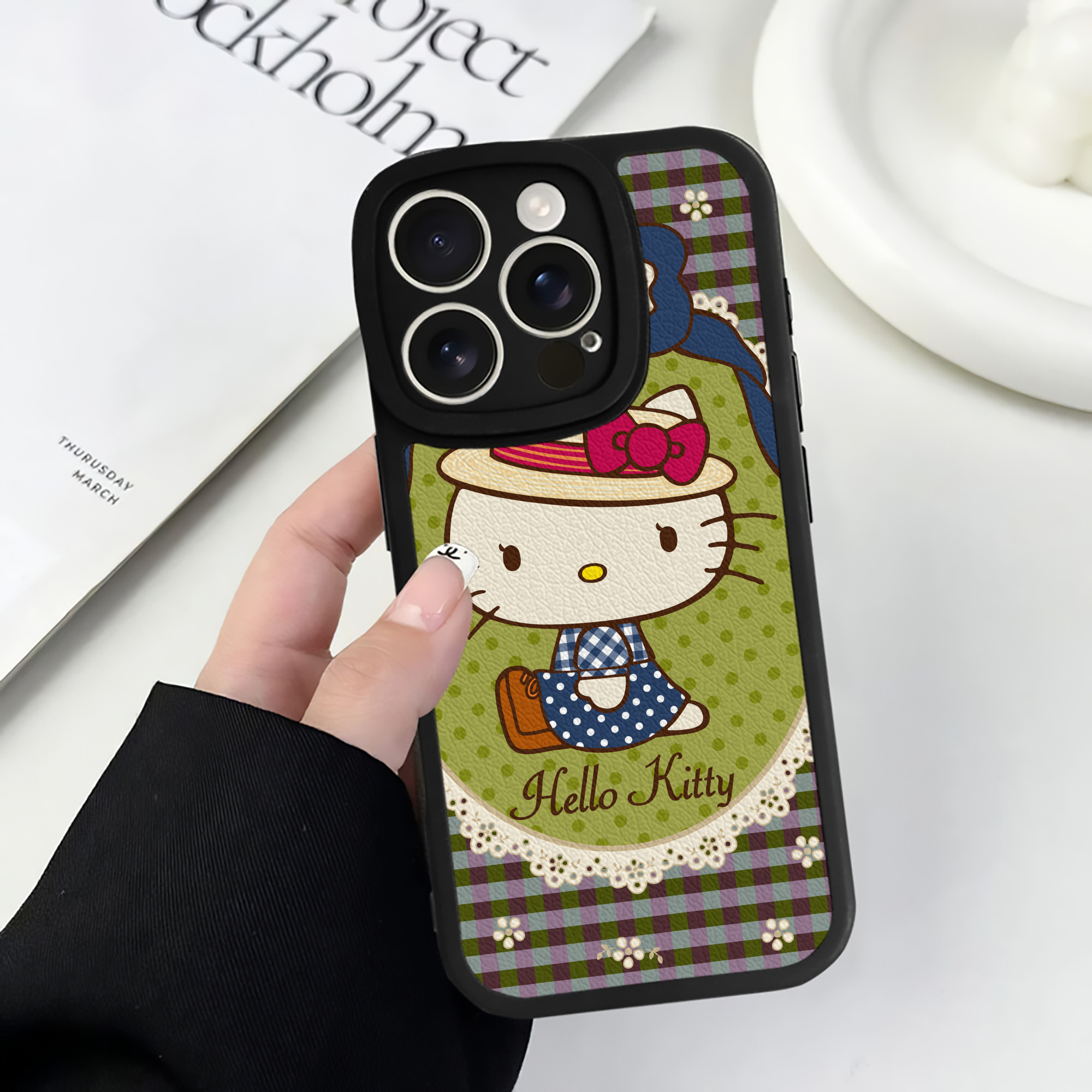 （画像用） Hello Kitty ハローキティ 【iPhone 16シリーズ対応】シリコンスマホケース（レザー調） 材質：シリコン
